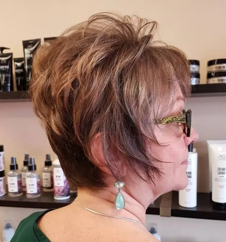 coupe de cheveux femme 50 ans avec lunettes