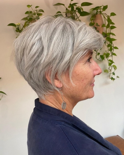 coupe de cheveux pixie longue pour cheveux gris et blancs