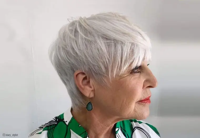 frange pour cheveux courts après 60 ans femme pixie rajeunissant 