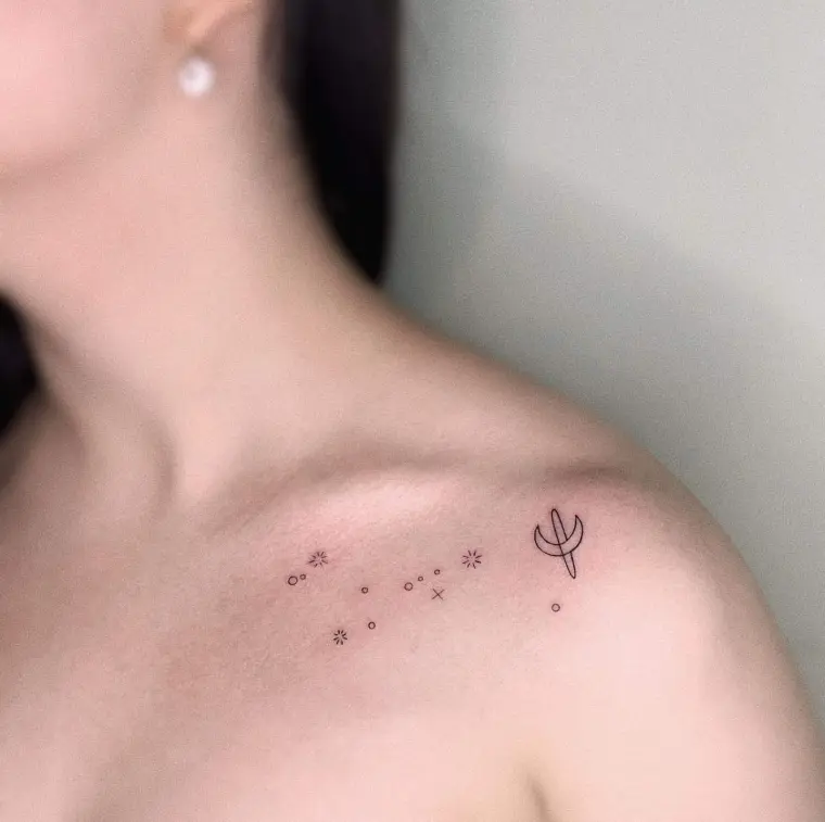 deisgn tatouage minimaliste moderne épaule femme