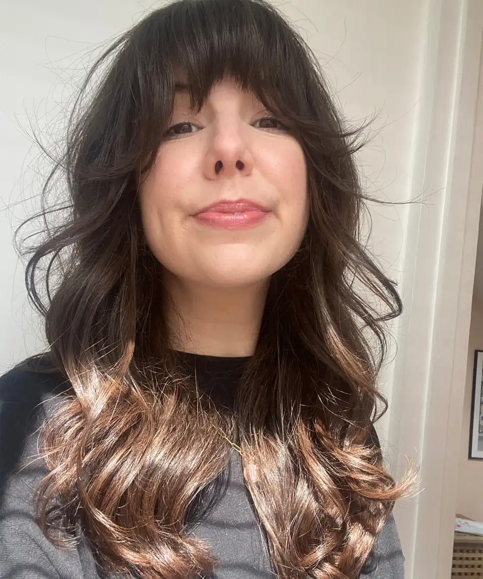 frange bouclée bottleneck avec coupe de cheveux moderne 2023