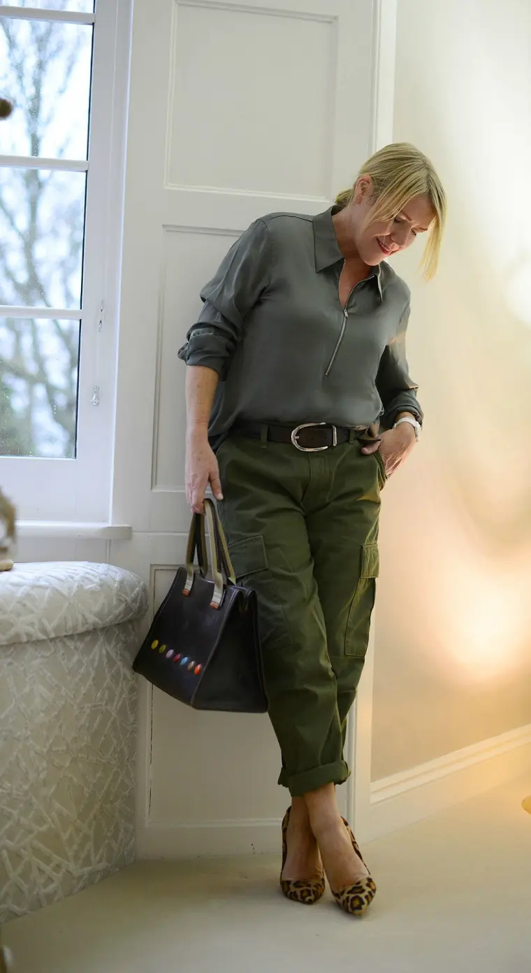look femme moderne 50 ans tendance printemps 2023 pantalon cargo
