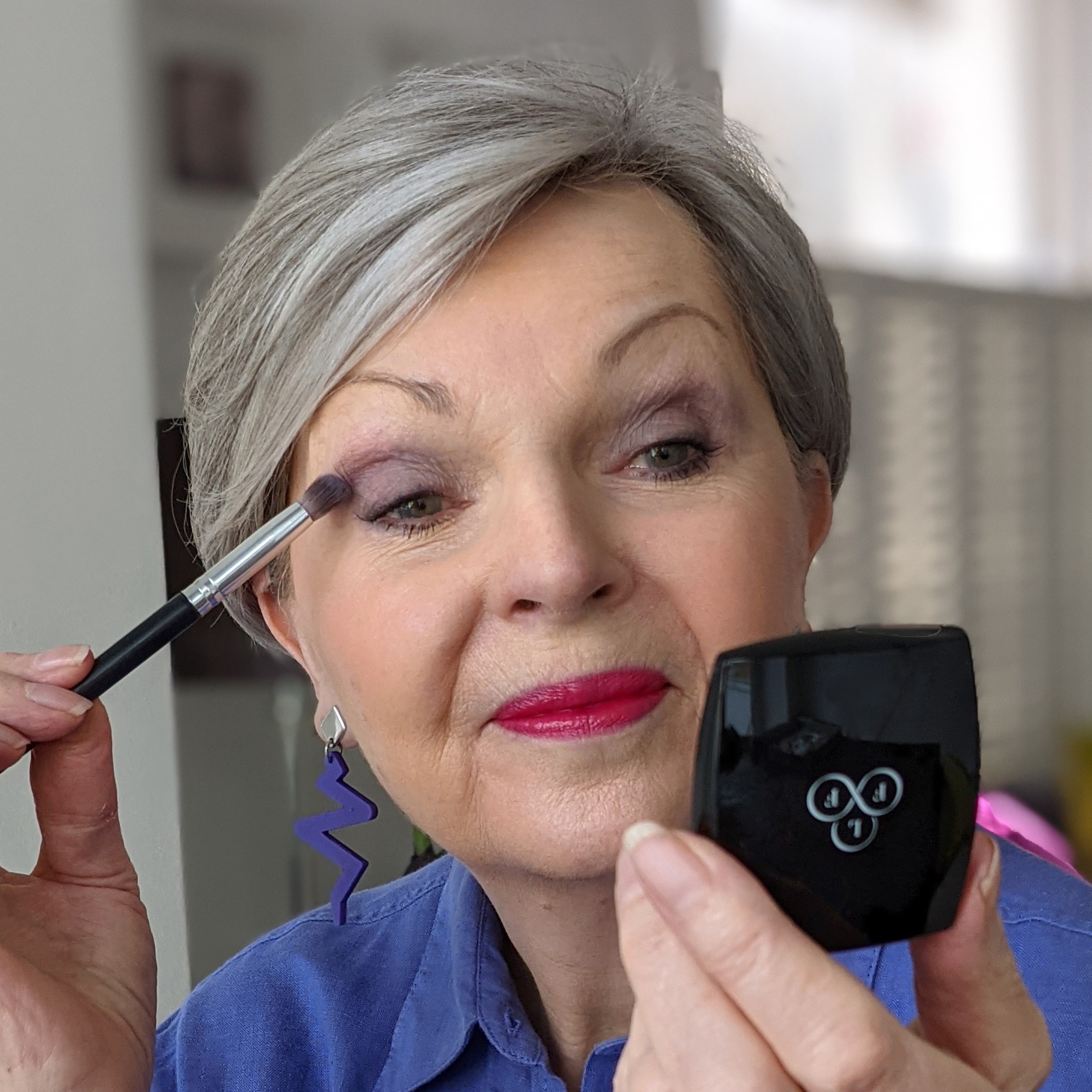 maquillage pour femme de 70 ans tendance