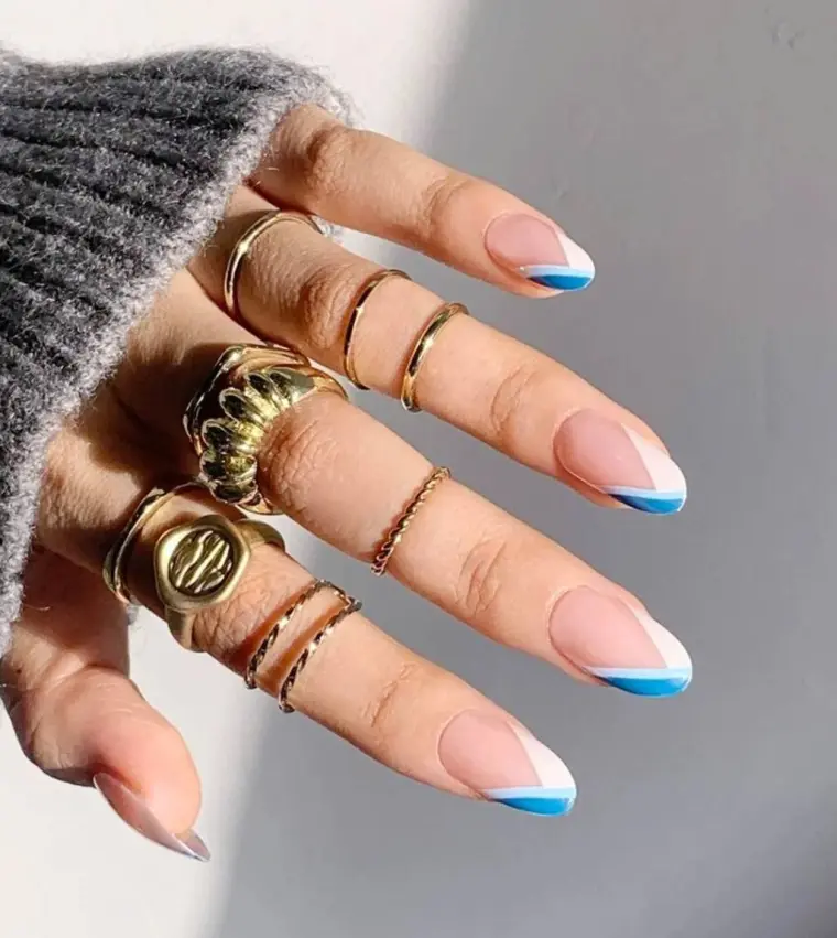 nail art auout moderne en bleu ongles