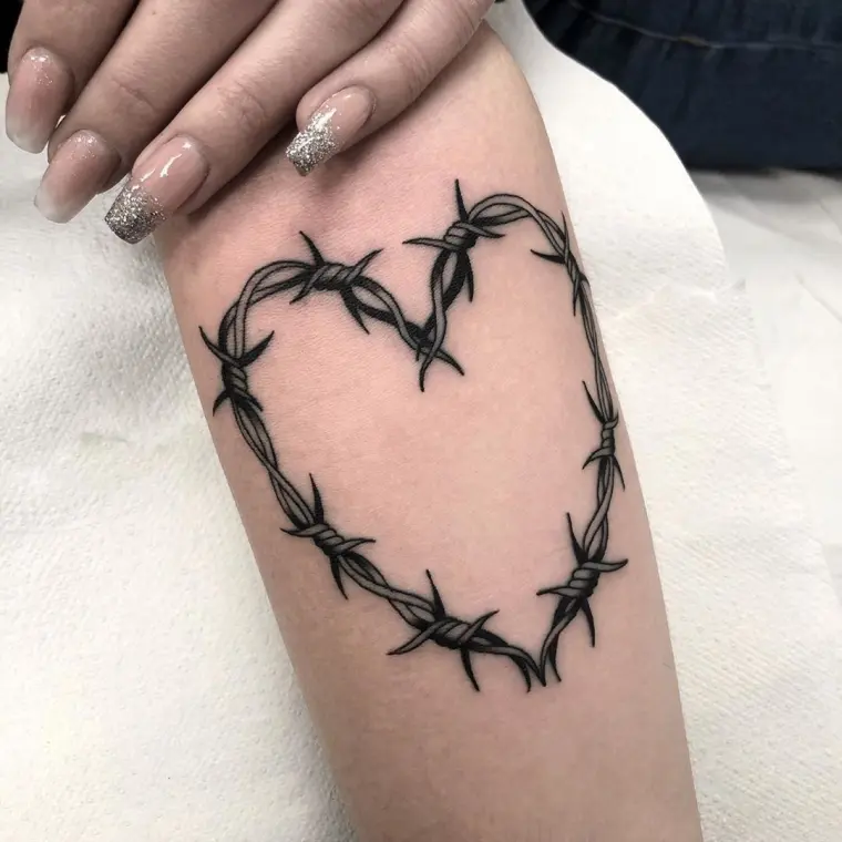 tatouage coeur moderne avant bras idée