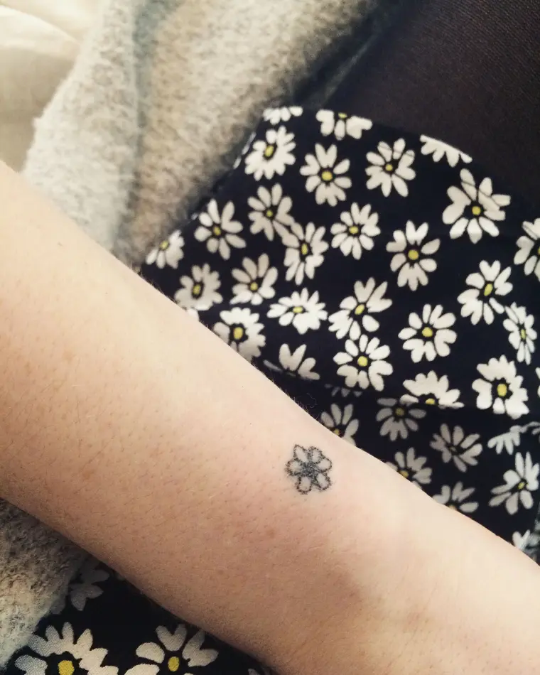 tatouage tendance femme 2023 de style poke simple beau