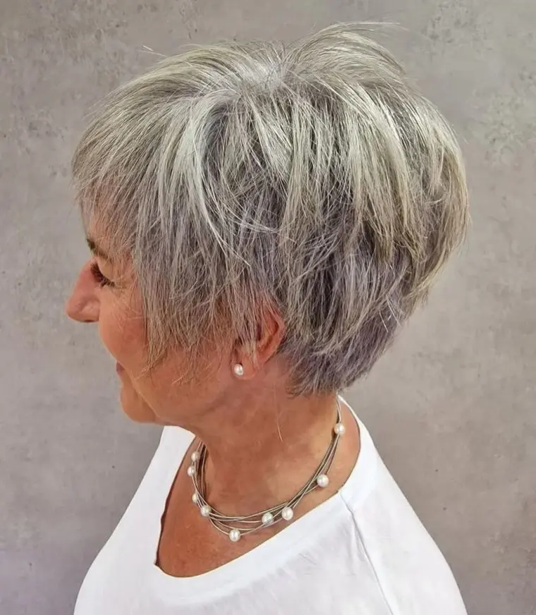 coupe courte cheveux gris femme 60 ans visage carré