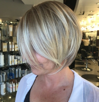 coupe courte pour cheveux gris et fins femme 50 ans