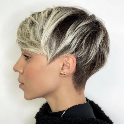 coupe pixie avec des mèches blondes contrastantes tendance printemps 2023