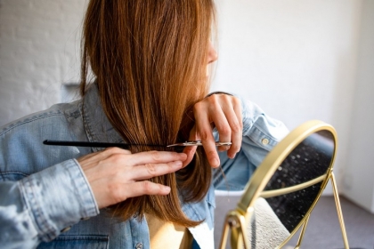 couper ses propres cheveux devant miroir