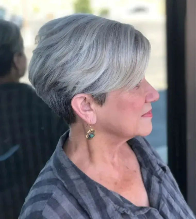 pixie dégradé cheveux gris qui rajeunit 60 ans