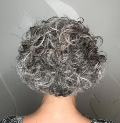 Quelle coupe pour cheveux frisés après 50 ans adopter