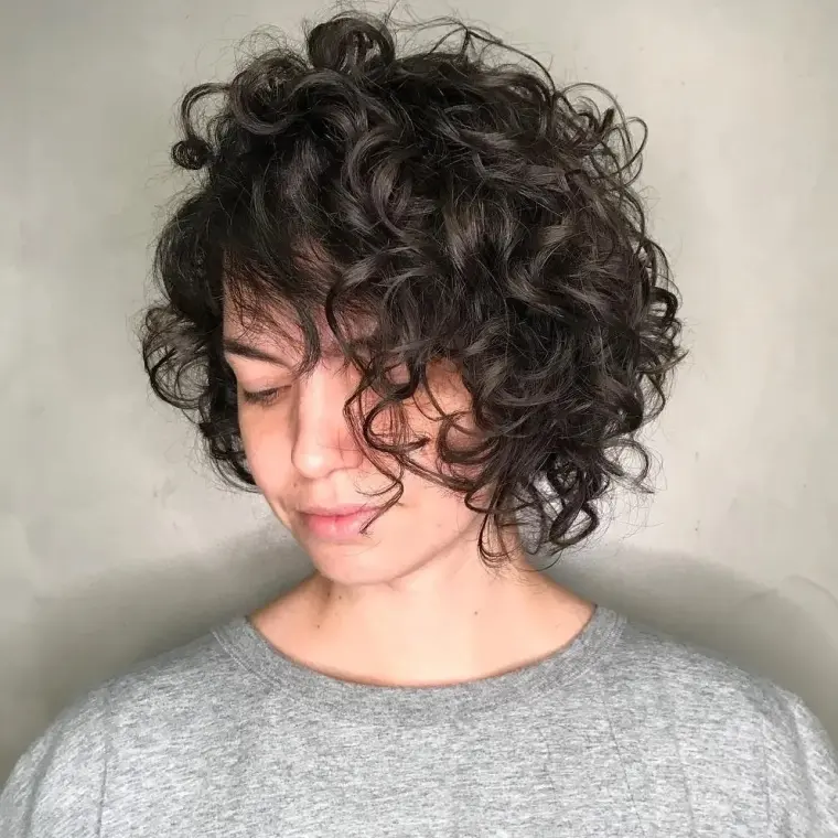 coiffure cheveux bouclés courts carré shaggy tendance printemps 2023