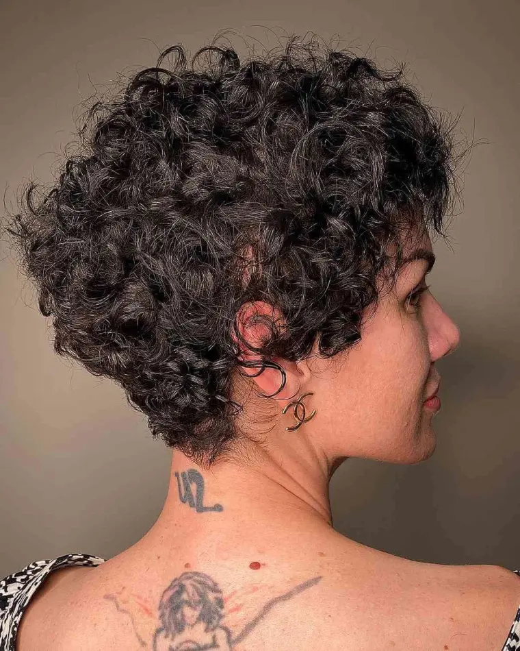 coiffure cheveux bouclés courts pixie tendance printemps 2023