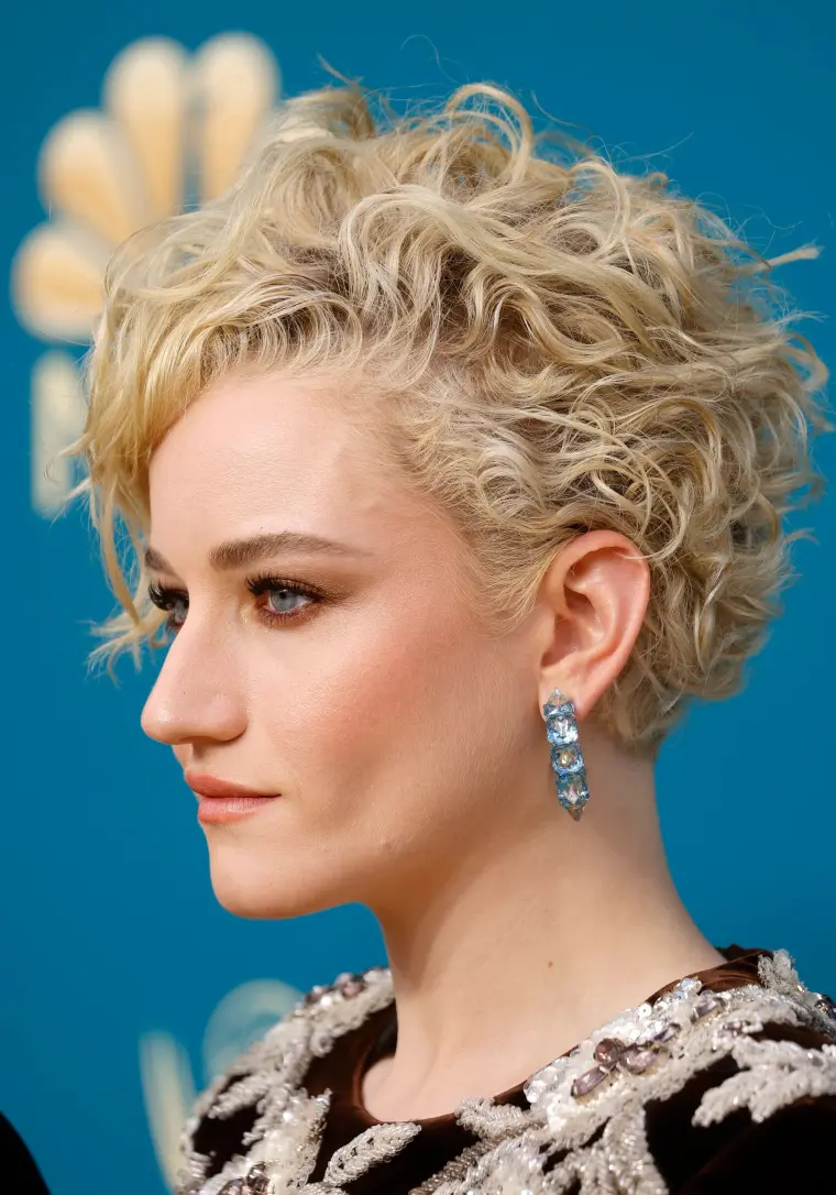coiffure cheveux bouclés courts sans frange printemps 2023