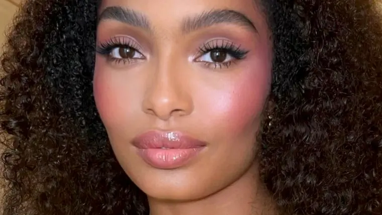 comment appliquer son blush tendance maquillage printemps 2023