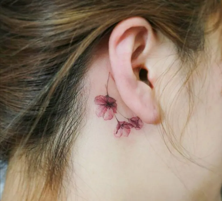 idée tatouage tendance fleur derrière oreille