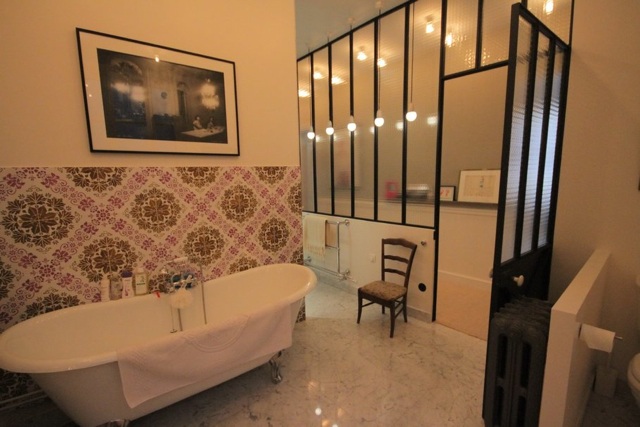 Ambiance romantique grâce à la déco salle de bain moderne
