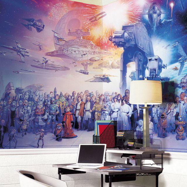 Bureau de travail avec un poster de Star Wars