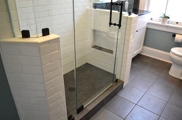 Carrelage identique de la douche et la petite salle de bain