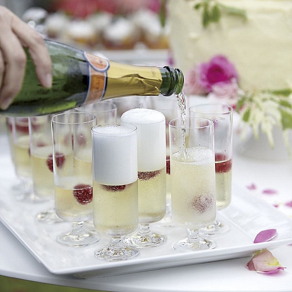 Champagne en flûtes pour une soirée entre amis