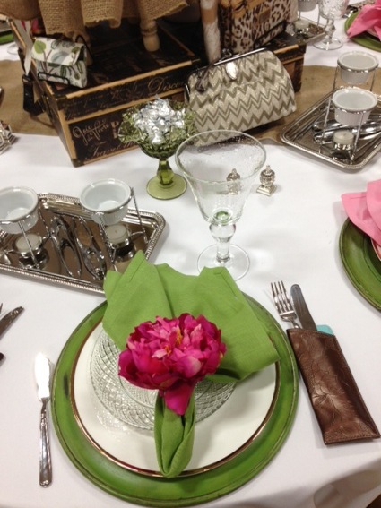 Contraste rose vert table mariage