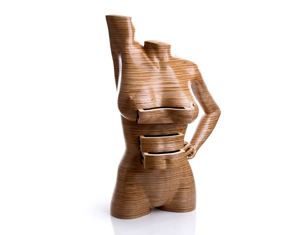Meuble bois sculpture devant meubles contemporaines