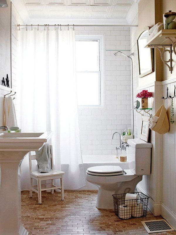 Petite salle de bain design blanc lavabo piédestal