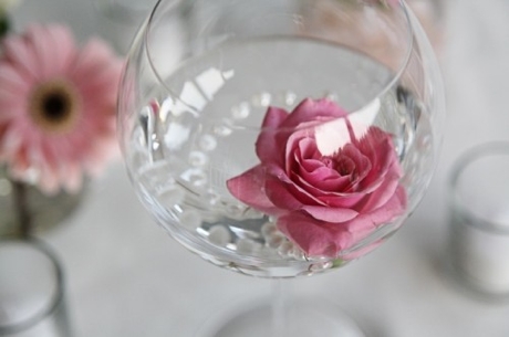 Rose dans eau decoration mariage