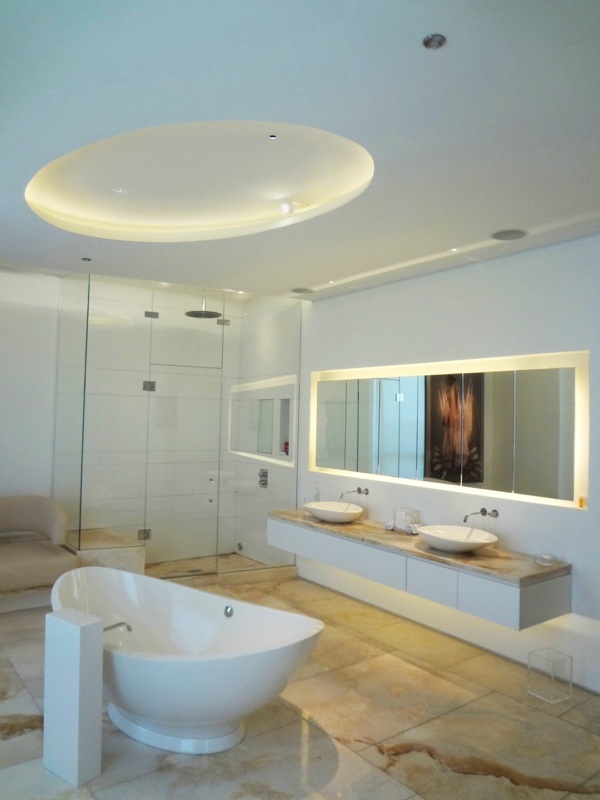Salle de bain eclairage led blanc plafond