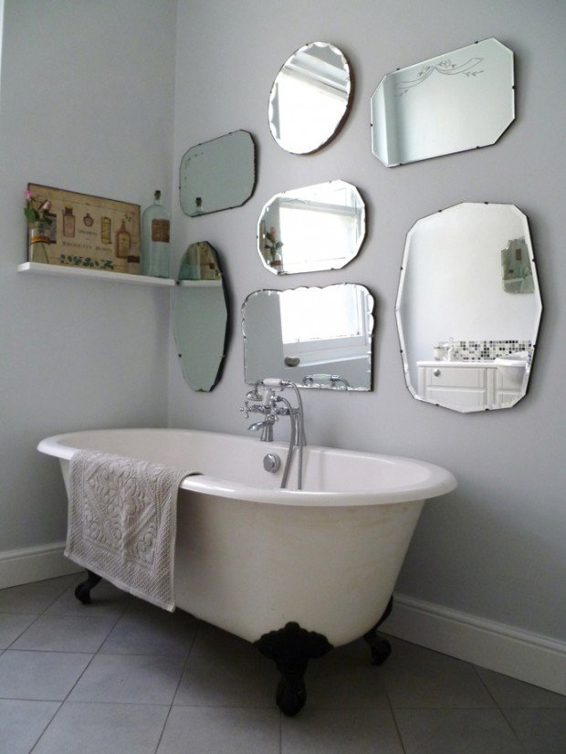 Salle de bains avec miroirs sur le mur