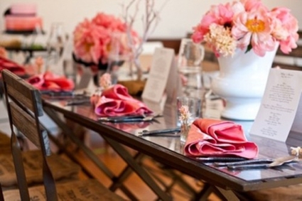 Serviettes roses satin table mariage de printemps