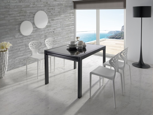Table noir chaises blanches