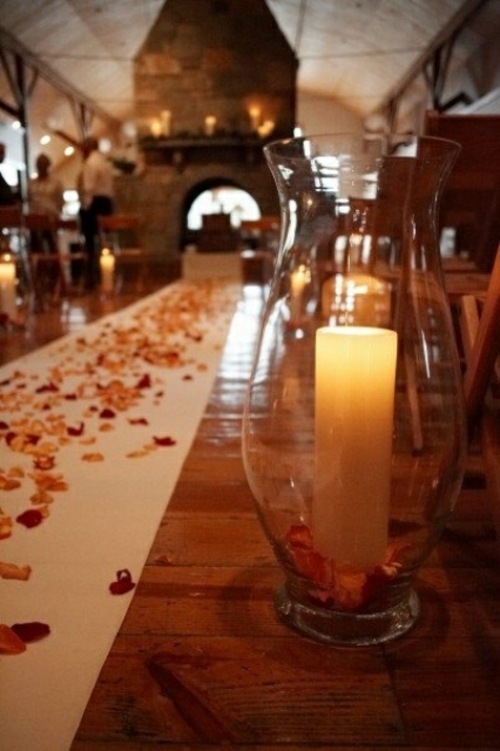 allée mariage jonchée pétales roses encadrée bougies