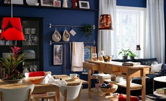 aménagement studio astuces bleu lampe design suspendue table en bois 