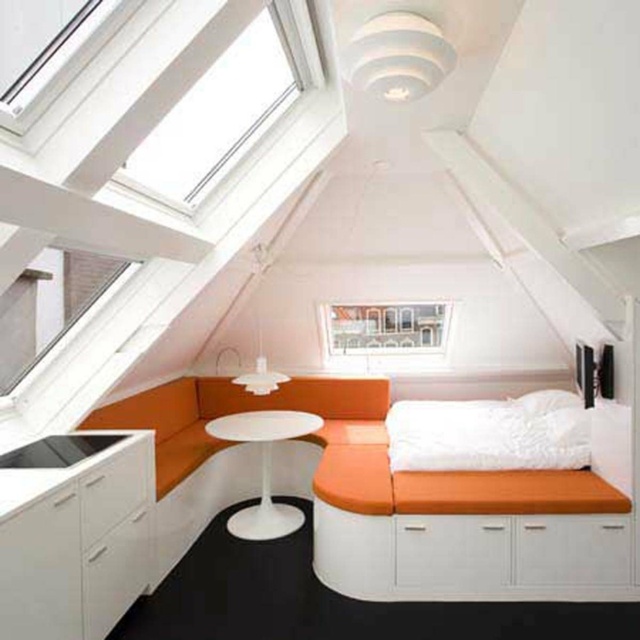 aménagement studio meubles canapé orange lampe suspendue design table blanche basse