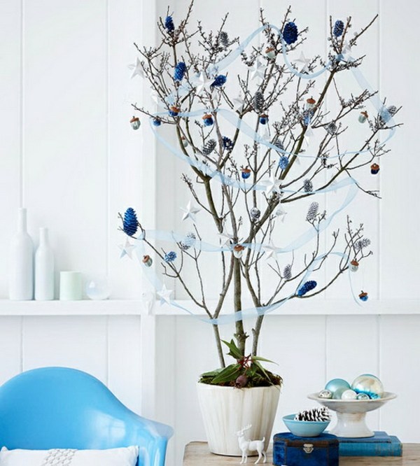 arbre-de-Noël-decoration-couleur-bleue-cones-pin