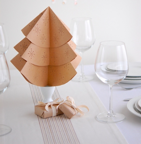 arbre-de-Noël-papier-petits-cadeaux-tables-verres-vin