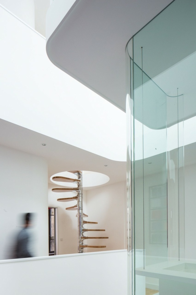 architecture moderne maison escalier vis tremie circulaire verre