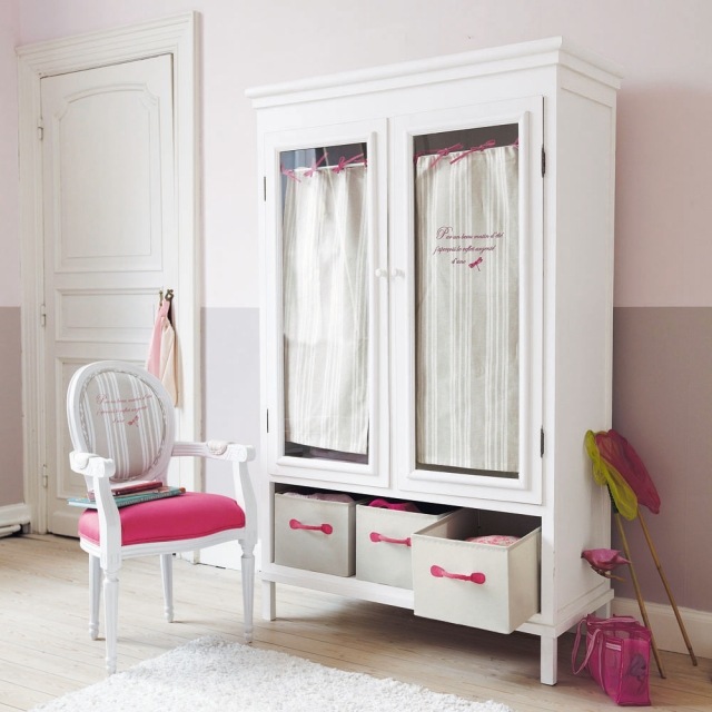 armoire-blanche-vitrine-paniers-rangement-chaise