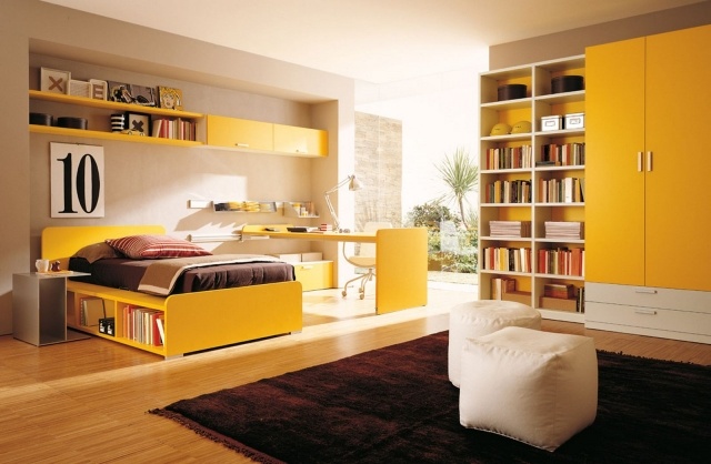 armoire-chambre-enfant-grande-jaune-étagères-encastrées-tiroirs armoire chambre enfant