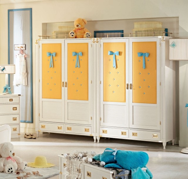 armoire-enfant-chambre-jaune-bleu-blanc