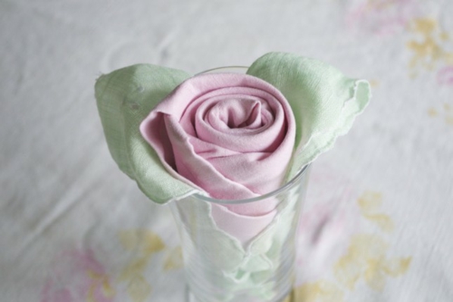arts table serviette pliee verre rose vert
