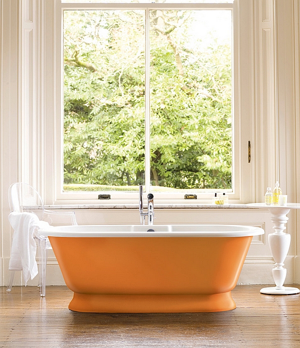 baignoire orange blanche salle de bains spacieuse