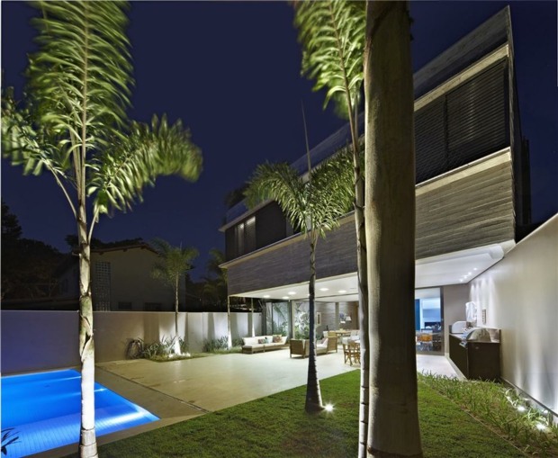 belle maison terrasse et piscine éclairés de nuit