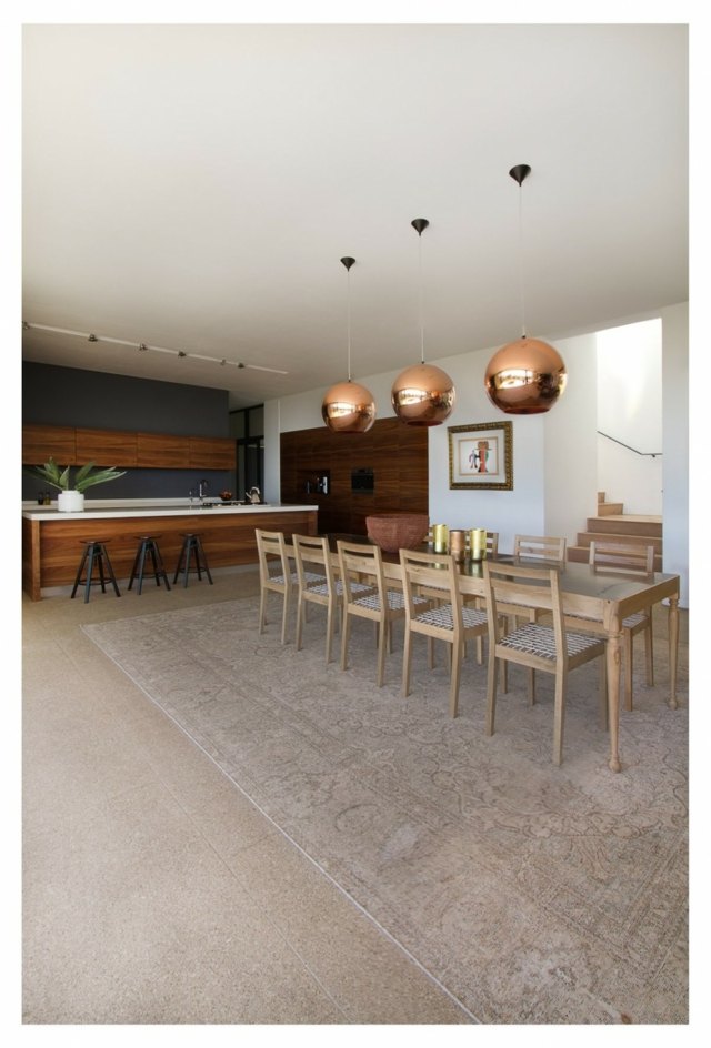 belle salle à manger est unique luminaires de cuivre chaises de bois naturel grande table