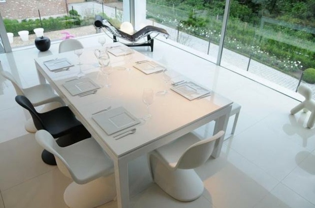 belle table à manger version blanche sièges design