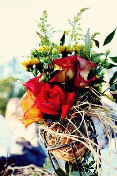 bouquets de fleurs ponctuent allée mariage