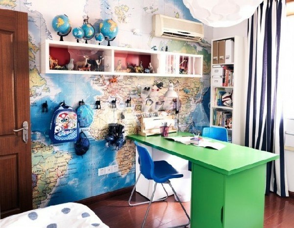bureau avec carte monde geante sur mur