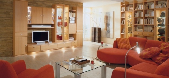 canapé orange salle de séjour moderne